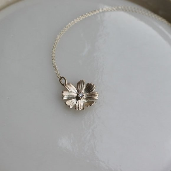 一輪の花のアクセサリー、コスモスのネックレス<